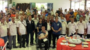 Dr Jerip (tengah) merakamkan kenangan bersama veteran PVATM Cawangan Mambong yang hadir pada mesyuarat tersebut.