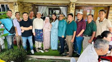 ALBUM: Chew (empat kanan) merakamkan gambar kenangan ketika hadir ke rumah terbuka berkenaan.