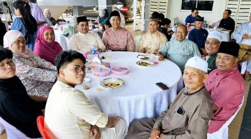 KENANGAN: Shahelmey (empat kiri) bersama Arsit (tiga kanan) bersama tetamu lain pada majlis berkenaan.