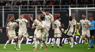 Mancini meraikan gol jaringannya bersama rakan sepasukan pada perlawanan Liga Europa menentang AC Milan di Stadium San Siro Milan. — Gambar AFP