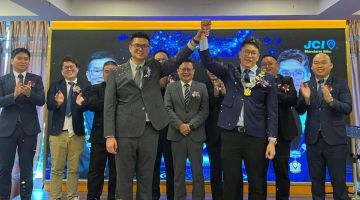 Chieng (empat kanan, belakang) menyaksikan Ho (kiri) dan Kong (kanan) pada Majlis Angkat Sumpah JCI Mandarin Sibu Ke-28, hari ini.