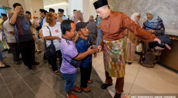 Fadillah betabi enggau pengabang ke datai ngagai pengerami Hari Raya Aidilfitri ti diatur iya, kemari. -Gambar UKAS