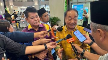 Wong (kanan) dan Dr Rayong ketika ditemu bual wakil media pada Majlis Ramah-Tamah Aidilfitri 2024 anjuran DUN Sarawak hari ini. 