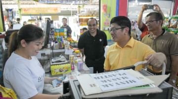 LAWATAN: Ewon mengunjungi kedai runcit usahawan TEKUN di Kampung Tambulion Ulu.