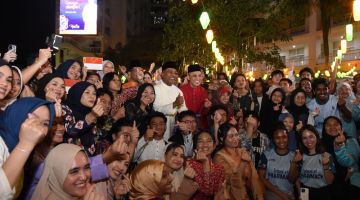 Zambry bersama kakitangan dan pelajar MSU di Shah Alam, baru-baru ini.