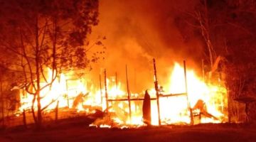 Api marak memusnahkan keseluruhan struktur rumah kediaman milik Gerawat di kampung halamannya, Pa’ Umor, Bario hari ini. - Gambar oleh Pasukan Bomba Sukarela Pa’ Umor, Bario