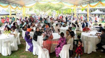 MERIAH: Pengunjung kelihatan memenuhi setiap sudut dan ruang menjamu aneka juadah raya yang disajikan pada majlis rumah terbuka Robert dan keluarga di Taman Bandukan Riverside Resort.