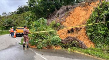 : Keadaan hakisan tanah yang berlaku di jalan menuju ke Rumah Sumang, Sungai Merurun di Pakan.