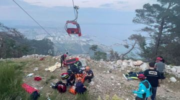 Gambar serahan agensi berita Turkiye DHA (Demiroren News Agency) menunjukkan anggota penyelamat membantu mangsa yang cedera selepas kereta kabel terhempas akibat tiang penyokongnya tumbang di daerah Konyaalti di Antalya. — Gambar AFP