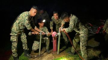 Anggota tentera memasang peralatan bagi memadam kebakaran di kediaman milik Gerawat di Kampung Pa’ Umor, Bario, awal pagi semalam.