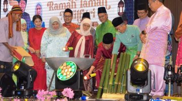 Abang Johari (tiga kanan) merasmikan Majlis Ramah-Tamah Aidilfitri 2024 Daerah Gedong di sebuah hotel di Kuching, semalam. Turut kelihatan (dari kanan) Mohamad Abu Bakar, Mohd Naroden, Juma'ani, Rubiah serta yang lain. -Gambar Roystien Emmor