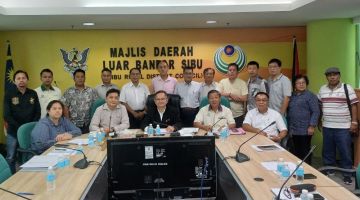 Sempurai (duduk tengah) pada sidang media di Sibu hari ini.