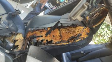 TERBAKAR: Keadaan bahagian dalam kereta mangsa selepas dibakar suspek.