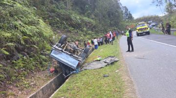 KEMALANGAN: Pasukan polis menjalankan siasatan di lokasi kejadian.