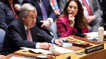 Guterres (kiri) menyampaikan ucapan pembukaan mesyuarat Majlis Keselamatan PBB mengenai situasi di Timur Tengah, termasuk serangan ke atas Israel, di ibu pejabat PBB di New York City, kelmarin. — Gambar AFP