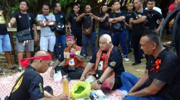 Degom (duduk tiga dari kiri) bersama-sama tetamu yang hadir menjalankan upacara miring sebelum bermula acara tamat kuntau.