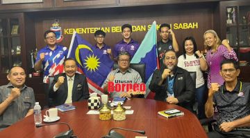 WAKIL SABAH: Ellron (duduk, tengah) bergambar bersama atlet muda Sabah yang bakal mewakili negara ke Dubai.
