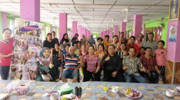 Jefry (duduk tiga kanan) bersama penduduk Rumah Inar di Betong semasa Program Promosi Kecantikan Diri di Betong semalam.Jefry (duduk tiga kanan) bersama penduduk Rumah Inar di Betong semasa Program Promosi Kecantikan Diri di Betong semalam.