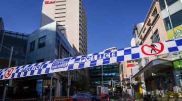 Kelihatan pita lintasan polis dilekatkan di hadapan bangunan pusat beli-belah Westfield di Sydney kelmarin. — Gambar AFP