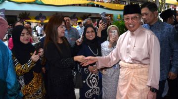 Abang Johari (kanan) bersalaman dengan penduduk pelbagai kaum yang hadir pada Majlis Ramah-Tamah Aidilfitri Bersama YAB Premier di Naim Street Mall Bintulu Paragon, hari ini.