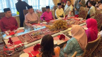 Abang Johari maya ngabang Hari Raya Aidilfitri ngagai Naroden (tiga ari kiba), seraya disempulang sida ti bukai, kemari. - Gambar Kong Jun Liung