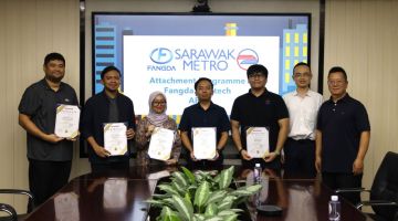 Dua jurutera muda dan tiga perantis Sarawak Metro Sdn Bhd mempamerkan sijil mereka setelah berjaya menyiapkan keterikatan industri di China.