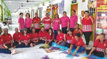 Yanti begulai enggau kaban SIDS Unit Rumah Tanjung, Stapang B, Marudi.