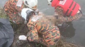 Mayat seorang lelaki yang dijumpai terapung di sebuah parit besar berhampiran kawasan perumahan Lake Shore, Desa Senadin, pagi tadi.