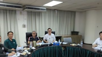 (Dari tiga kiri) Dr Annuar, Tiang serta yang lain ketika sesi bergambar.