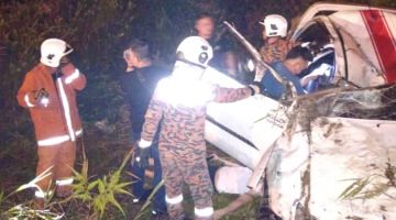 Anggota BBP Sibu Jaya menjalankan pemeriksaan kenderaan yang terbabas ke dalam semak berhampiran Lapangan Terbang Sibu malam Selasa.