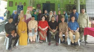 Doris (duduk empat kanan), Suhaimi (duduk tiga kiri) bersama ahli JKKK semasa kunjungan Hari Raya beliau di kediaman Ketua Kampung semalam.