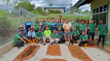 Warga Jabatan Pertanian Bahagian Sri Aman merakam kenangan selepas program gotong royong menyiapkan landskap berkenaan semalam.