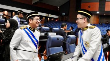 MESRA: Ewon semasa bertemu dengan Phoong di Istiadat Pembukaan Penggal Kelima DUN Sabah.