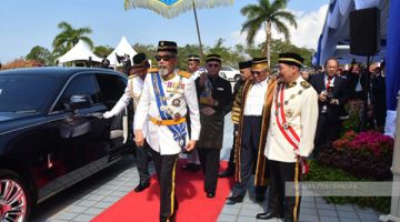 TIBA: Juhar tiba di perkarangan bangunan DUN Sabah disambut oleh Ketua Menteri Datuk Seri Panglima Hajiji Haji Noor dan Speaker DUN Sabah Datuk Seri Panglima Kadzim M.Yahya.
