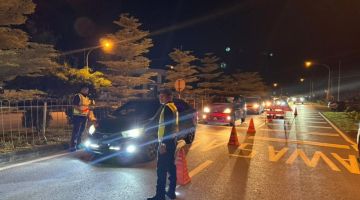 JPJ Cawangan Miri melakukan operasi khas dengan memeriksa kenderaan yang melalui Kilometer 5, Jalan Miri-Bintulu pada malam tadi.