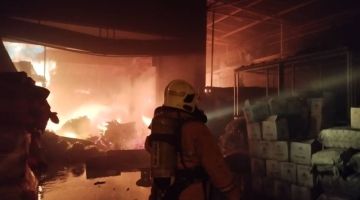 Pasukan bomba berusaha memadamkan kebakaran yang memusnahkan kilang arak dan dua gudang bersebelahan di Jalan Tapah, Sibu awal pagi tadi. 