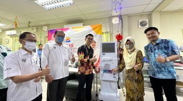 Fatimah (dua kanan) ketika majlis penyerahan mesin hemodialisis kepada Hospital Mukah, hari ini sambil diperhatikan (dari kiri) Adana, Kueh, Dr Ardit dan Royston.