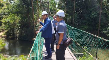 Harden semasa meninjau Projek Jambatan Gantung di Rumah sanggau, Kampung Sungai Reboh, Undop yang telah siap dibina menyeberangi Sungai Undop di kampung tersebut semasa tinjauan beliau bersama agensi pelaksana JKR Sri Aman.