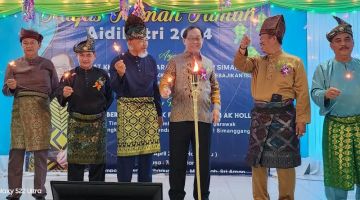 Harden (tiga kanan) menyalakan lampu raya bersama Abang Mohamad Porkan (dua kanan) serta yang lain semasa merasmikan majlis berkenaan di sini, malam Rabu.