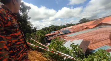 Anggota bomba melakukan pemantauan dan pemeriksaan tanah runtuh yang berlaku di rumah panjang, Rumah Amas, Sungai Jikang.