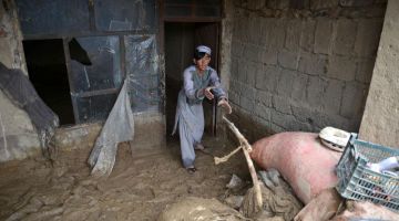 Seorang lelaki membersihkan rumahnya selepas hujan lebat dan banjir kilat di Kandahar pada Ahad lepas. — Gambar AFP