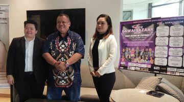 (Dari kiri) Padila, Andenson dan Chen Nie Bunyau iaitu pemilik bersama Biubiu Event & Entertainment mempromosikan Bazar Gawai 2024 dari 1 hingga 12 Mei di Aeroville Mall, Stutong hari ini.