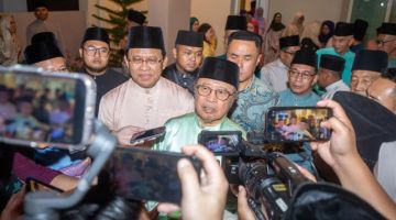 Abang Johari ketika ditemui media selepas menghadiri majlis rumah terbuka tersebut.-Gambar Chimon Upon