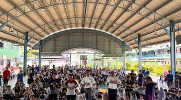 Wee (berdiri depan, dua kiri), Lau (berdiri depan, tiga kanan) serta yang lain merakamkan kenangan pada Majlis Penyampaian Akhbar di SJKC Chung Hua, Sibu pada Khamis.