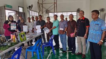 Ketua masyarakat, ketua kampung yang hadir pada program mengambil peluang mendapatkan maklumat berkenaan dengan penyakit berjangkit semasa berkunjung ke kaunter Jabatan Kesihatan Bahagian Sri Aman semasa program berkenaan semalam.