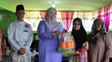 Dayang Noorazah (dua kiri) menyampaikan hadiah pertandingan kepada pemenang pertandingan sambil diperhatikan oleh Bujang Helmi (kiri) semasa majlis berkenaan semalam.