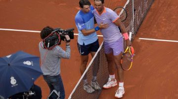 Nadal (kanan) berpelukan dengan Minaur selepas tamat pertembugan di antara mereka berdua di Kejohanan Terbuka Barcelona. — Gambar AFP