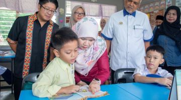 LAWAT: Fadhlina semasa melawat salah sebuah sekolah di sini.