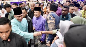 KETIBAAN: Anwar (kiri) bersama Ketua Menteri Datuk Seri Panglima Hajiji Haji Noor tiba di sambutan Aidilfitri Madani Peringkat Kebangsaan 2024 di Pusat Konvensyen Antarabangsa Sabah (SICC), hari ini..