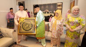 Abang Johari disempulang Puan Sri Datuk Amar Juma'ani Tun Tuanku Bujang nerima tepa ari Dr. Abdul Rahman (kiba) kelai terima kasih udah datai ngabang Aidilfitri, malam ensanus. -Gambar Chimon Upon